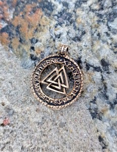 Zawieszka wikińska VALKNUT Z RUNAMI brąz