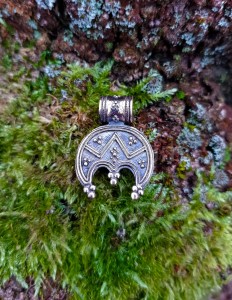 Zawieszka słowiańska LUNULA DWUSTRONNA brąz